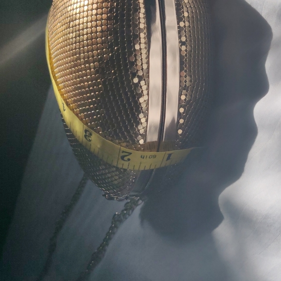 Gold, heart-shaped purse - Picture 4 of 11